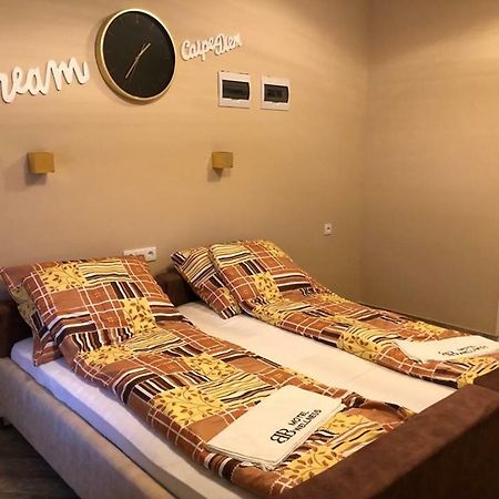 Korostetetlen Barna Bar Motel&Apartman מראה חיצוני תמונה
