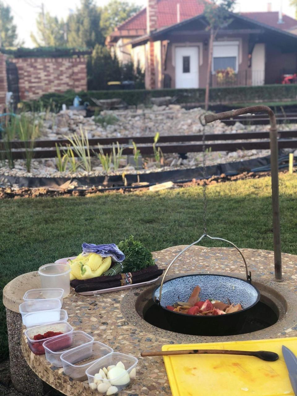 Korostetetlen Barna Bar Motel&Apartman מראה חיצוני תמונה