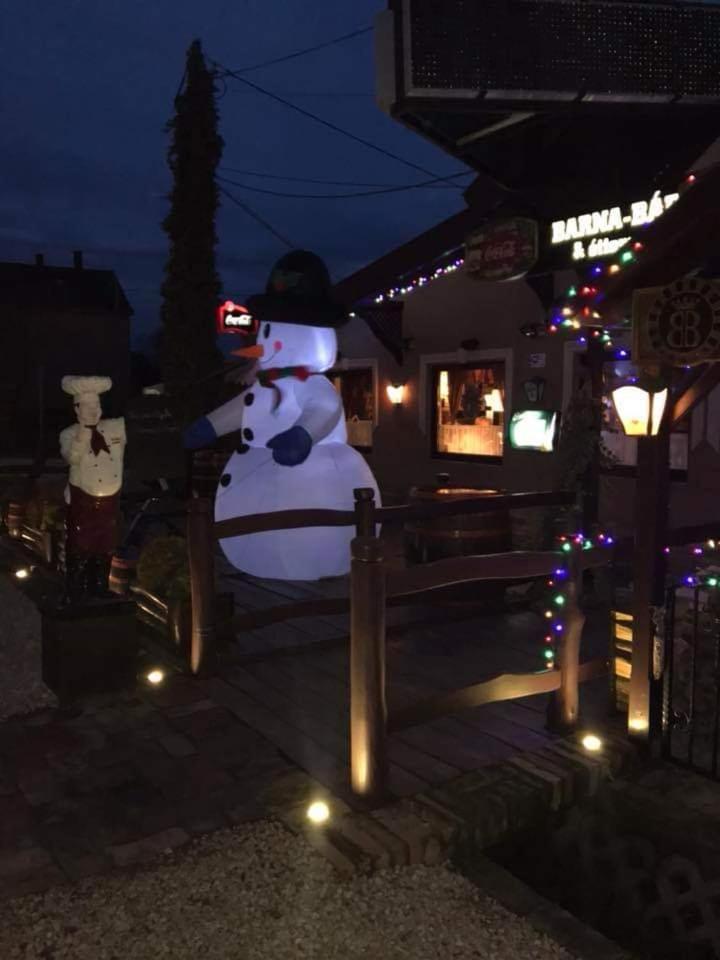 Korostetetlen Barna Bar Motel&Apartman מראה חיצוני תמונה