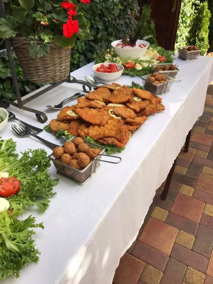 Korostetetlen Barna Bar Motel&Apartman מראה חיצוני תמונה