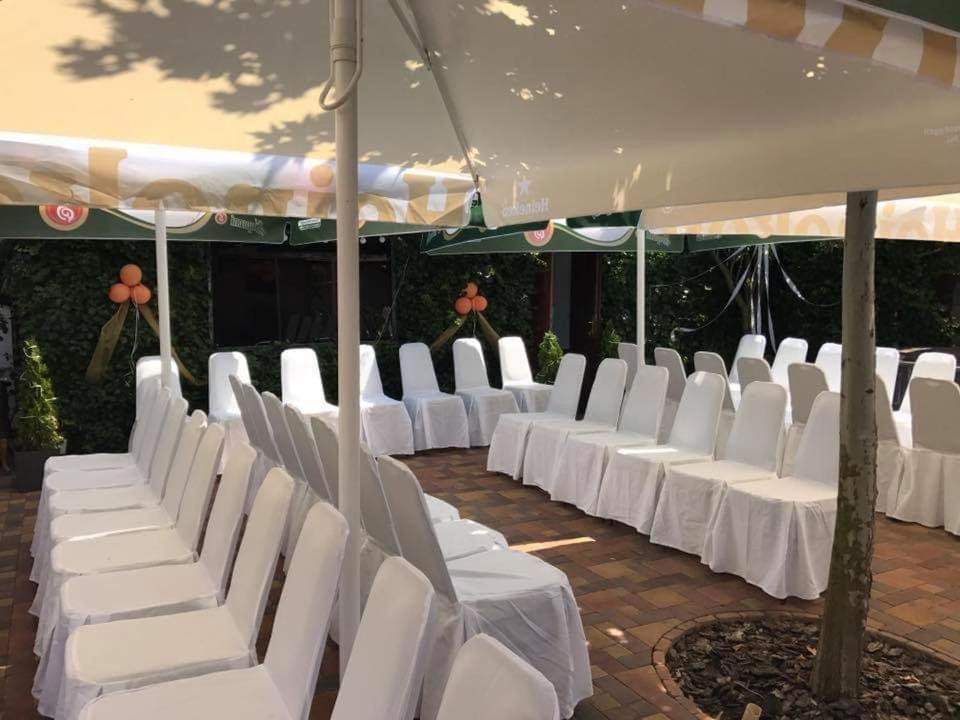 Korostetetlen Barna Bar Motel&Apartman מראה חיצוני תמונה