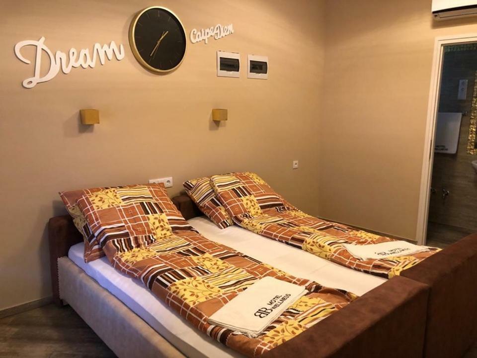 Korostetetlen Barna Bar Motel&Apartman מראה חיצוני תמונה